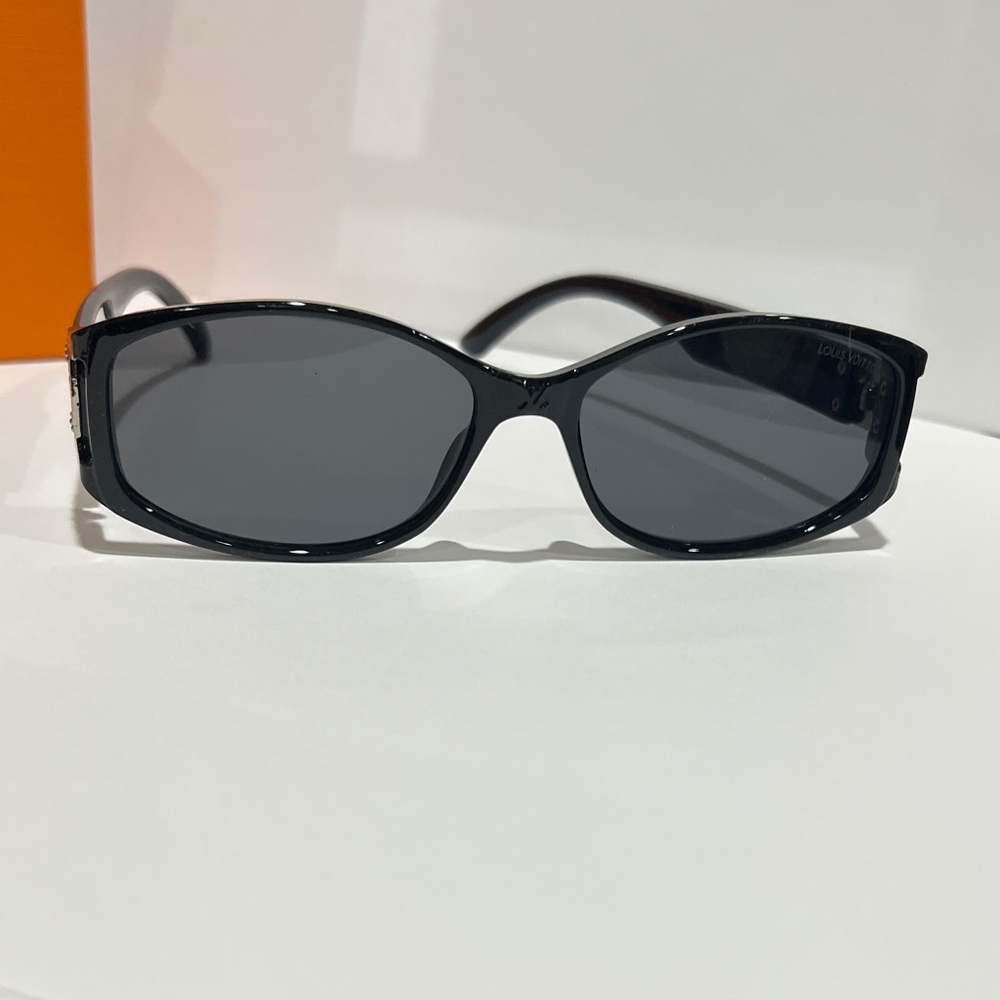 Louis Vuitton Black Sunglasses with Gold Accents unisex - Picture 1 of 10